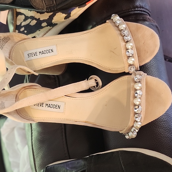 Steve Madden nude with studded pearls and diamonds - Picture 1 of 2